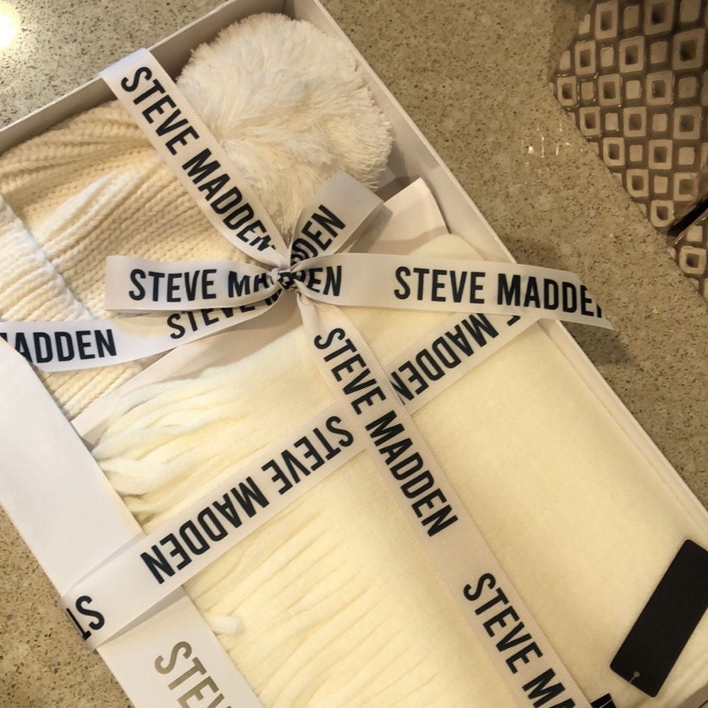 STEVE MADDEN scarfed and 🎩